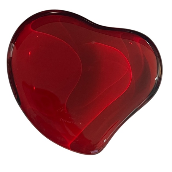 💥SALE! TIFFANY & CO Elsa Peretti Clear Red Glass Heart Paperweight - Picture 2 of 5